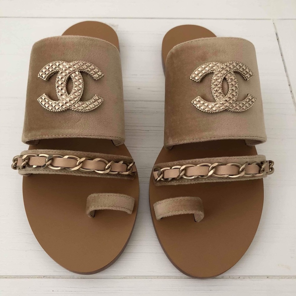 ❌SOLD❌ Chanel Beige Velvet Flat sandals - Picture 1 of 7